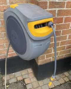 Self rewind hose reel